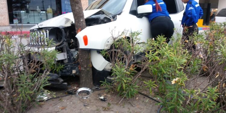 ¡Se le acabó la fiesta!: ebrio choca contra árbol en centro comercial de Matamoros