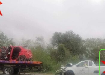 Fatal ‘carreterazo’: MUEREN prensados al CHOCAR contra autobús en la Victoria-Monterrey