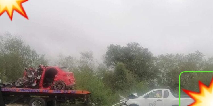Fatal ‘carreterazo’: MUEREN prensados al CHOCAR contra autobús en la Victoria-Monterrey