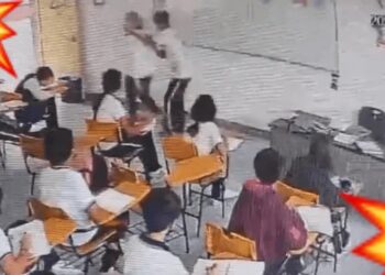 VIDEO. Muchachito, de 14 años, APUÑALA a su MAESTRA en plena clase en Coahuila