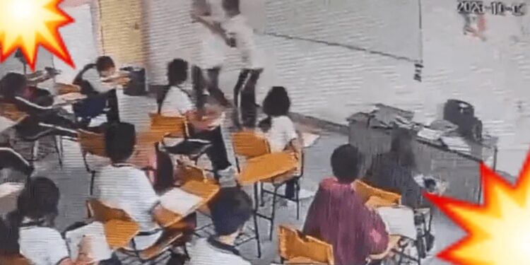 VIDEO. Muchachito, de 14 años, APUÑALA a su MAESTRA en plena clase en Coahuila