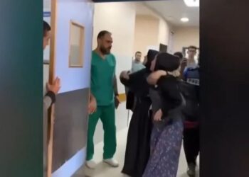 Video: ¡Desgarrador!, doctor palestino identifica a su pequeño hijo tras ataque