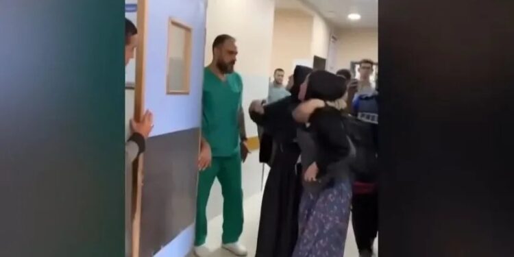 Video: ¡Desgarrador!, doctor palestino identifica a su pequeño hijo tras ataque