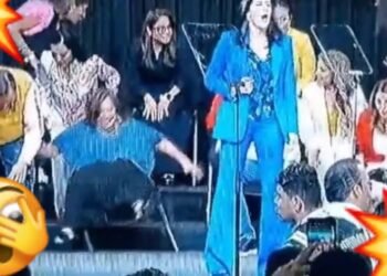 Video. ¡Azotó Xóchitl Gálvez!, se cayó de una silla en pleno evento