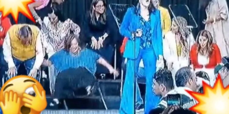 Video. ¡Azotó Xóchitl Gálvez!, se cayó de una silla en pleno evento