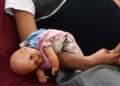 NIÑA y queda embarazada por violación y ¡se niega a ABORTAR para faltar a la escuela!