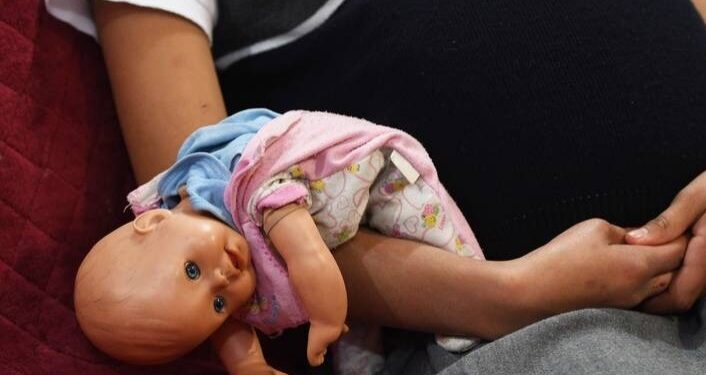 NIÑA y queda embarazada por violación y ¡se niega a ABORTAR para faltar a la escuela!