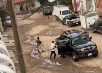Video. Aterrador momento en el que un joven es ‘levantado’ por hombres armados en Jalisco