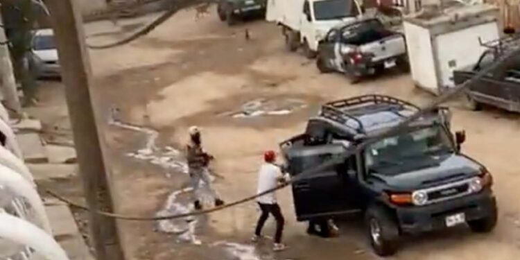Video. Aterrador momento en el que un joven es ‘levantado’ por hombres armados en Jalisco