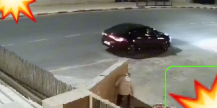 VIDEO. Trata de resguardarse para salvarse, pero ¡misil cae justo en su escondite!