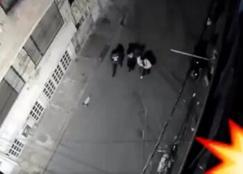 Video. Hasta la muerte: pareja cae de 4° piso y muere tras fuerte pelea