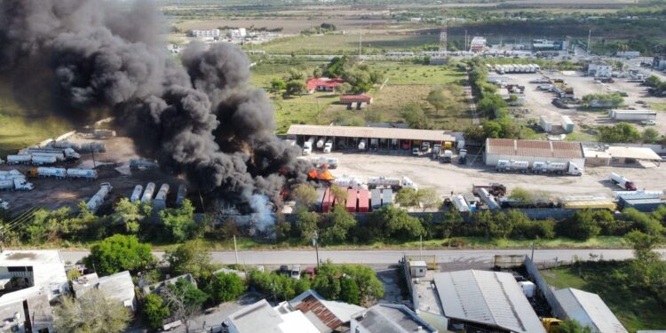 Terror en Matamoros: EXPLOSIÓN de 2 pipas causa CAOS y evacuación de alumnos