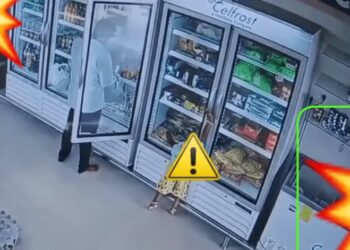 Video. Nena MUERE al abrir un refrigerador de supermercado al estar DESCALZA
