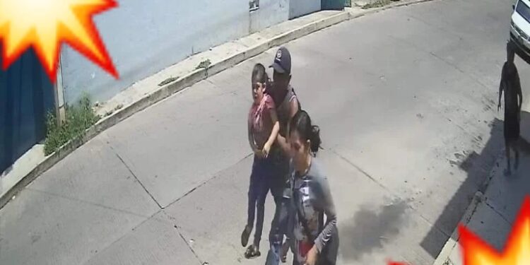 VIDEO. ¡SE BUSCA!: aterrador momento en el que NIÑA es secuestrada en Oaxaca