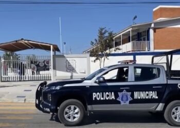 Estudiantes encuentran a su maestra MUERTA bajo las escaleras de su SECUNDARIA