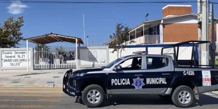Estudiantes encuentran a su maestra MUERTA bajo las escaleras de su SECUNDARIA