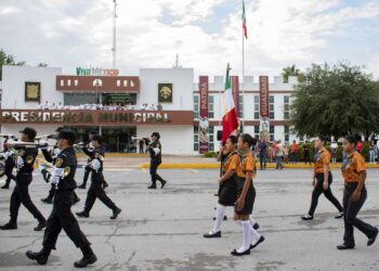 PRESIDE ALCALDE DE RÍO BRAVO, DESFILE PATRIO POR 214 ANIVERSARIO DE LA INDEPENDENCIA
