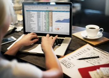 Prepárate para el futuro: por qué las nuevas generaciones deben dominar JavaScript y Excel