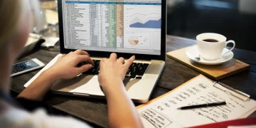 Prepárate para el futuro: por qué las nuevas generaciones deben dominar JavaScript y Excel